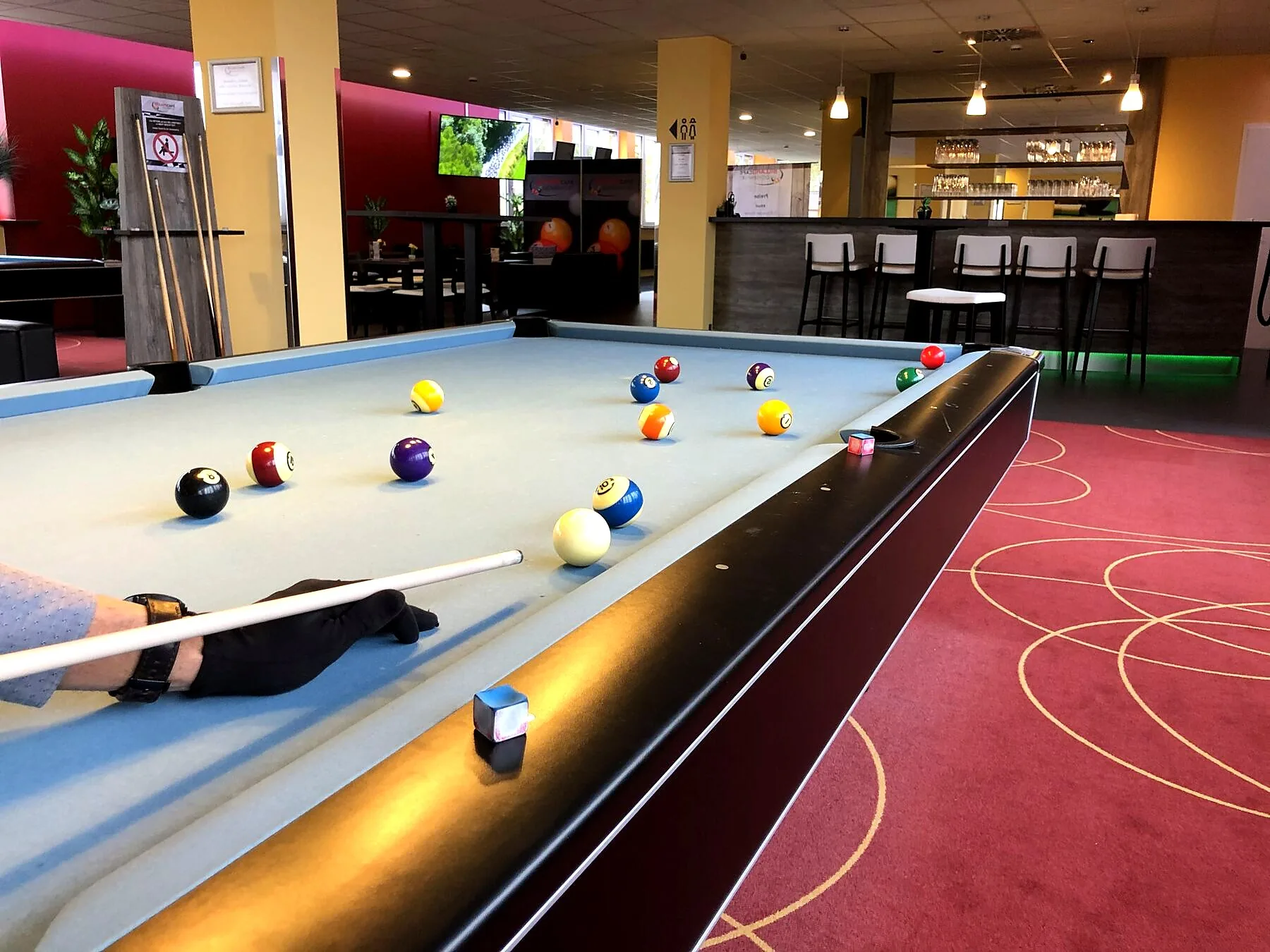 Spieler beim Billard im Billardcafé Ochsenfurt – Sportbar Mainfranken