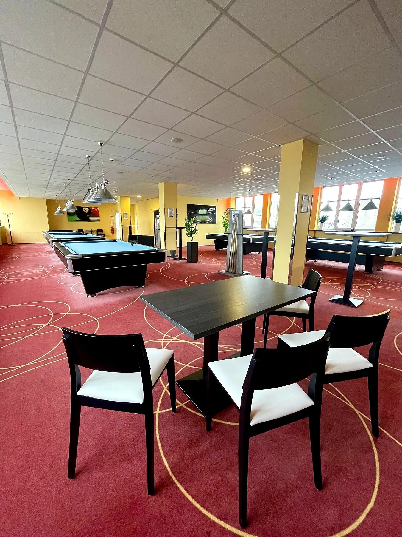 Einblick auf einen Brunswick-Billardtisch im Billardcafé Ochsenfurt