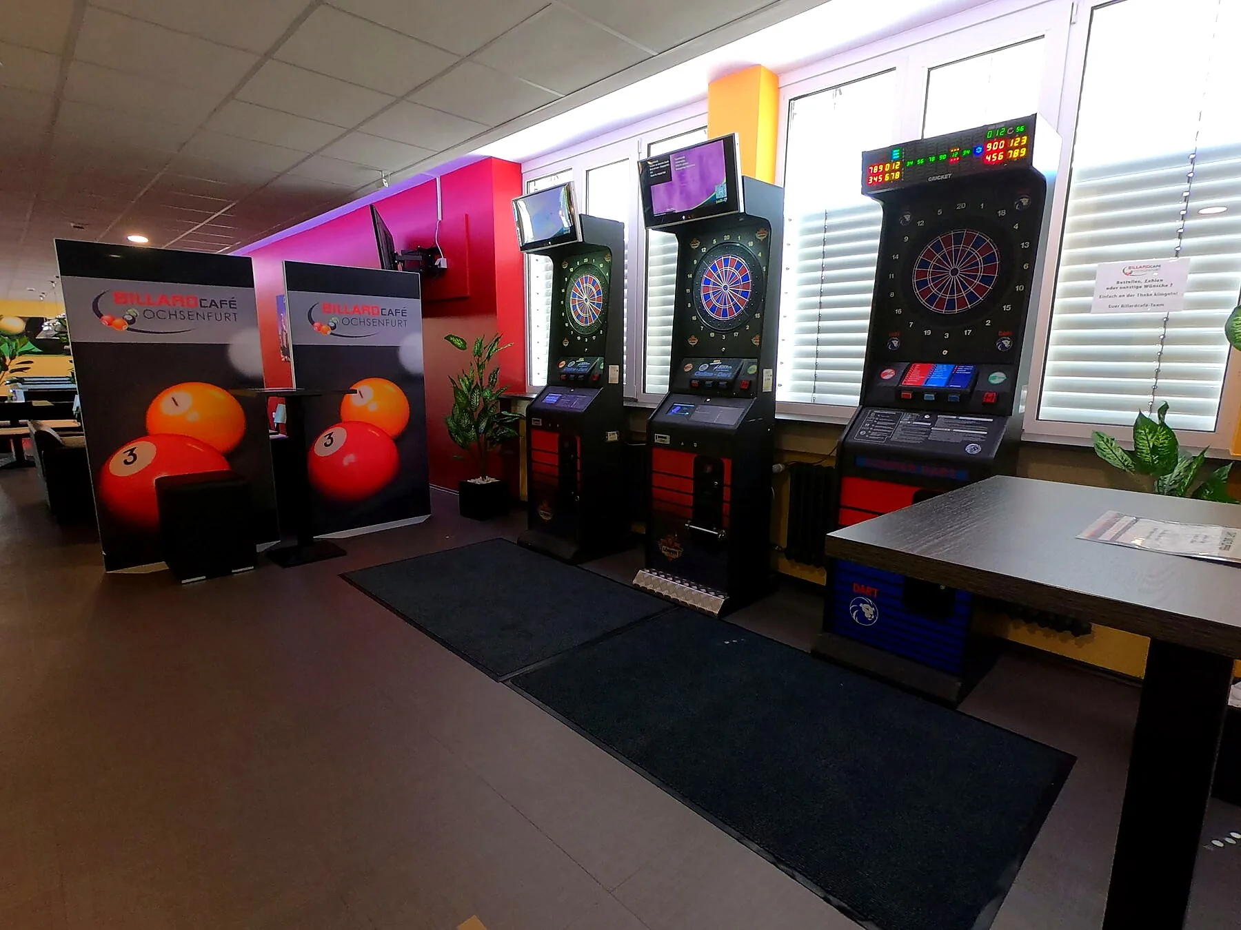 Spielraum mit 5 Brunswick-Billardtischen im Billardcafé Ochsenfurt